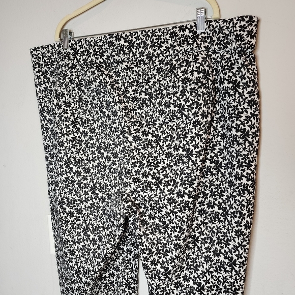 Lane Bryant Allie Black White Floral Pull on Stretch pants. Women's plus size 28 - Picture 8 of 15
